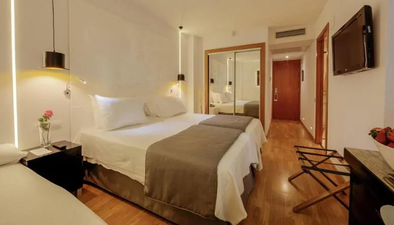 QUADRUPLE STANDARD Room, Evenia Rocafort, Barcelona