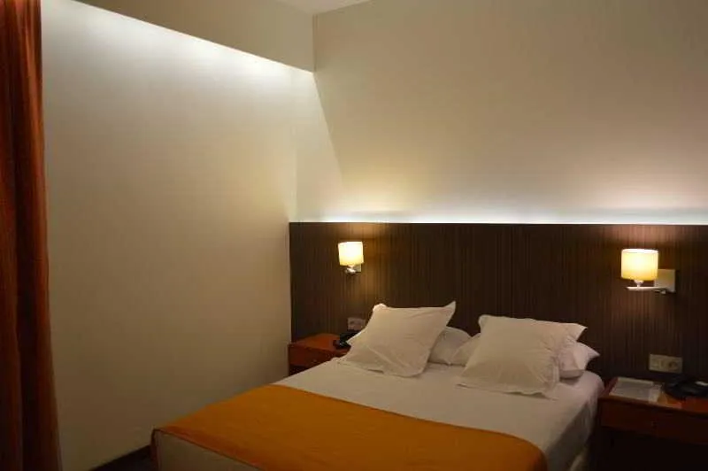 Room, De Francia Y Paris, Costa De La Luz