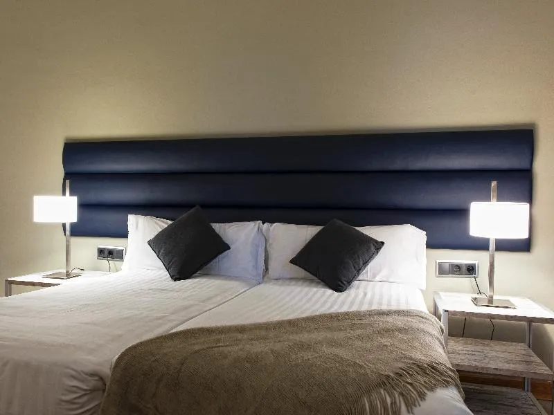 APARTMENT CAPACITY 4 TWO BEDROOMS Room, MH Apartments Tetuan, Barcelona