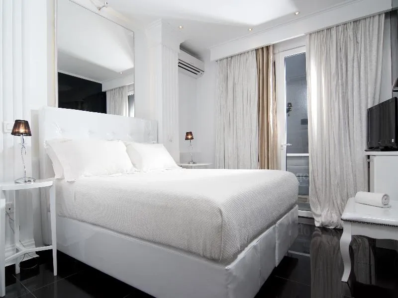 TRIPLE STANDARD Room, Acropolis Museum Boutique, Athens