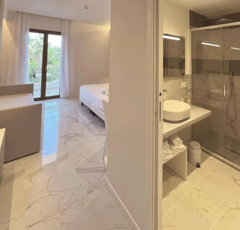 Double or Twin DELUXE POOL VIEW Room, Hotel Alpha, Naples