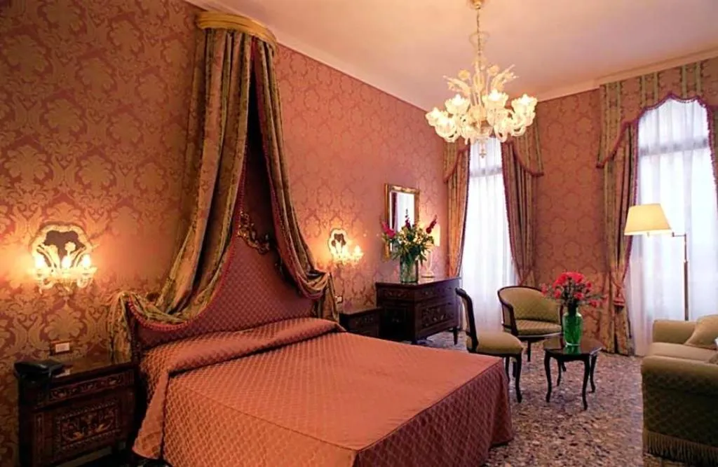 JUNIOR SUITE CANAL VIEW Room, Casa Pisani Canal, Venice