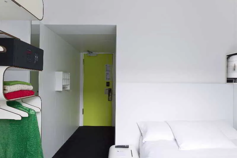 Room, Gat Point Charlie, Berlin