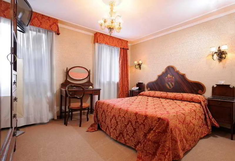 Room, Bel Sito e Berlino, Venice