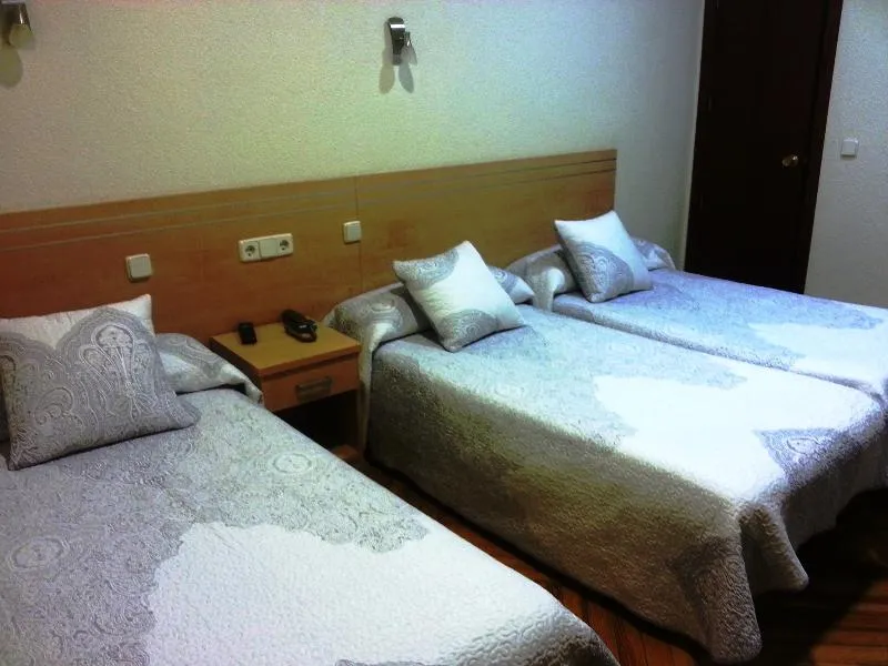 TRIPLE STANDARD Room, Hostal Avenida, Madrid