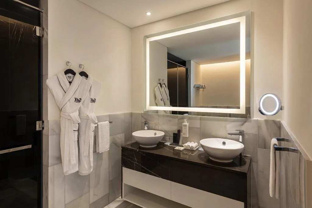 TWIN DELUXE SEA VIEW Room, Th8 Palm Dubai Beach Resort Vignette Collection, Dubai