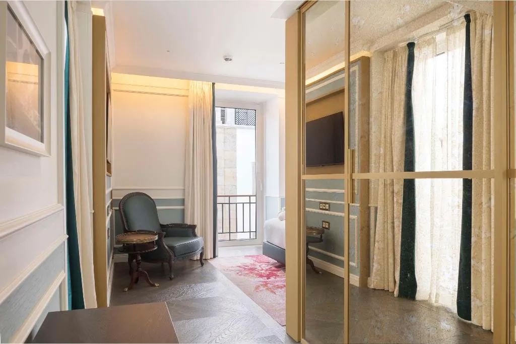 SUITE WITH TERRACE Room, The Emerald House Lisbon, Curio Collection by Hilt, Lisbon