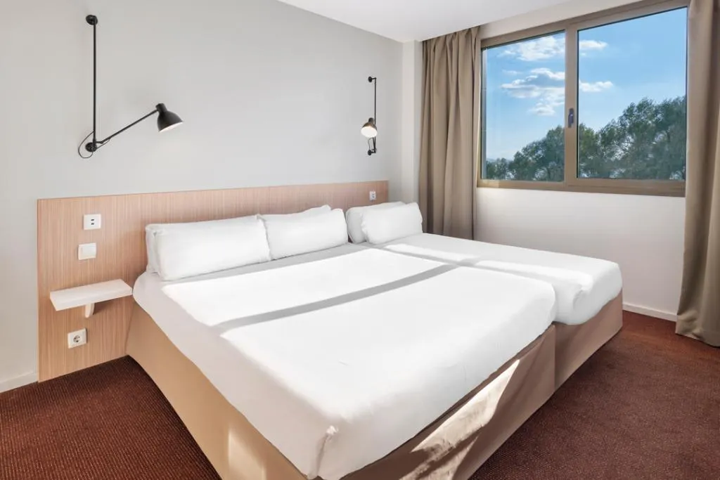 FAMILY ROOM STANDARD Room, B&B Hotel Barcelona Sant Cugat, Barcelona