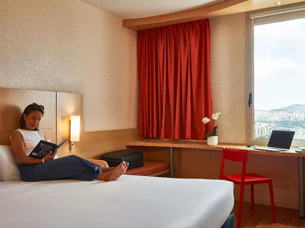 DOUBLE WITH DOUBLE BED Room, ibis Barcelona Santa Coloma, Barcelona