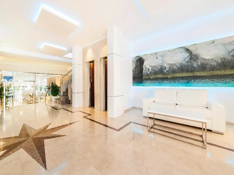 Lobby, Globales Lord Nelson, Menorca