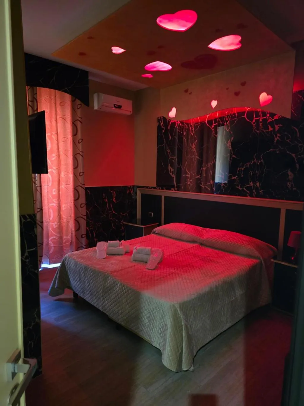 DOUBLE SUPERIOR KING BED Room, Iris, Naples