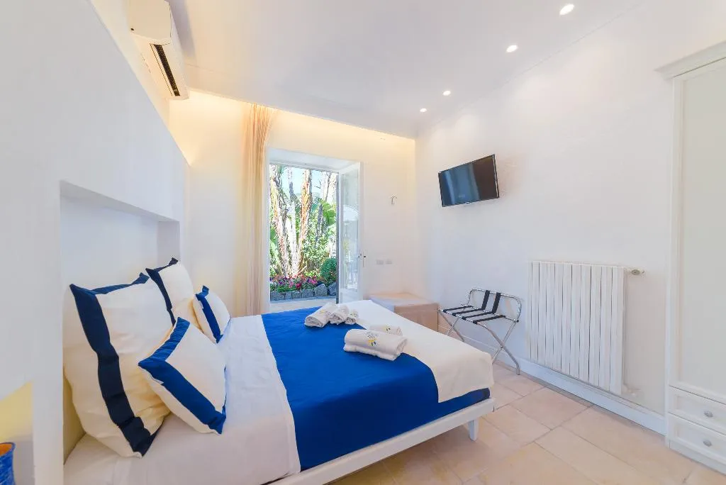 FAMILY ROOM CAPACITY 4 Room, Villa Fortuna Holiday Resort, Naples