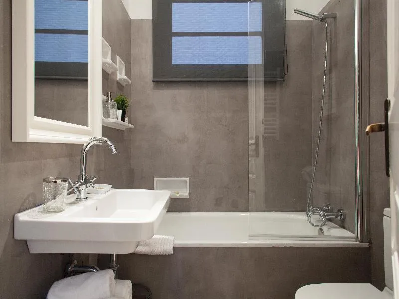 APARTMENT THREE BEDROOMS TWO BATHROOMS Room, Urban District, Barcelona