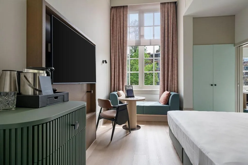 DOUBLE DELUXE QUEEN BED Room, College Hotel Amsterdam, Autograph Collection, Amsterdam