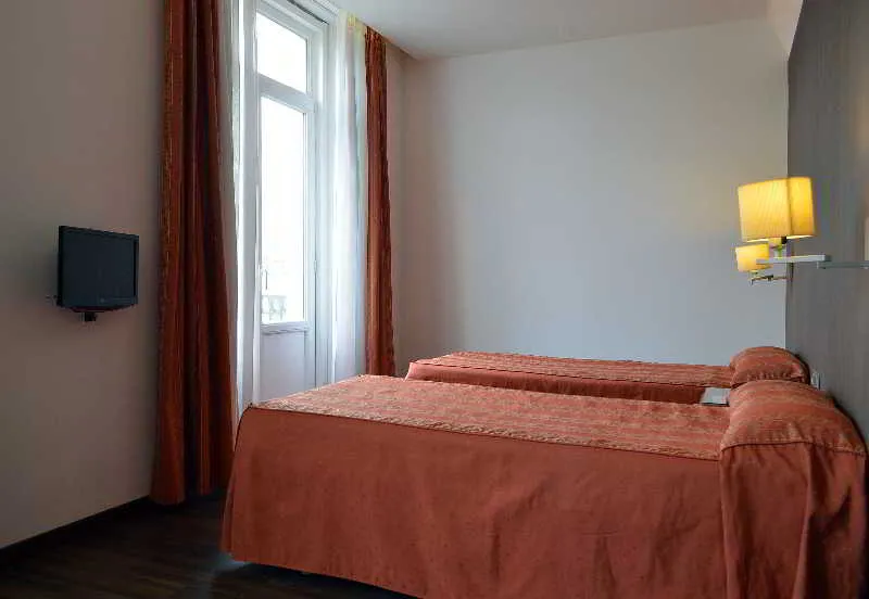 Room, De Francia Y Paris, Costa De La Luz
