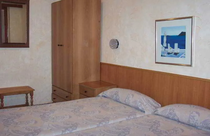 Room, Regina, Costa Brava