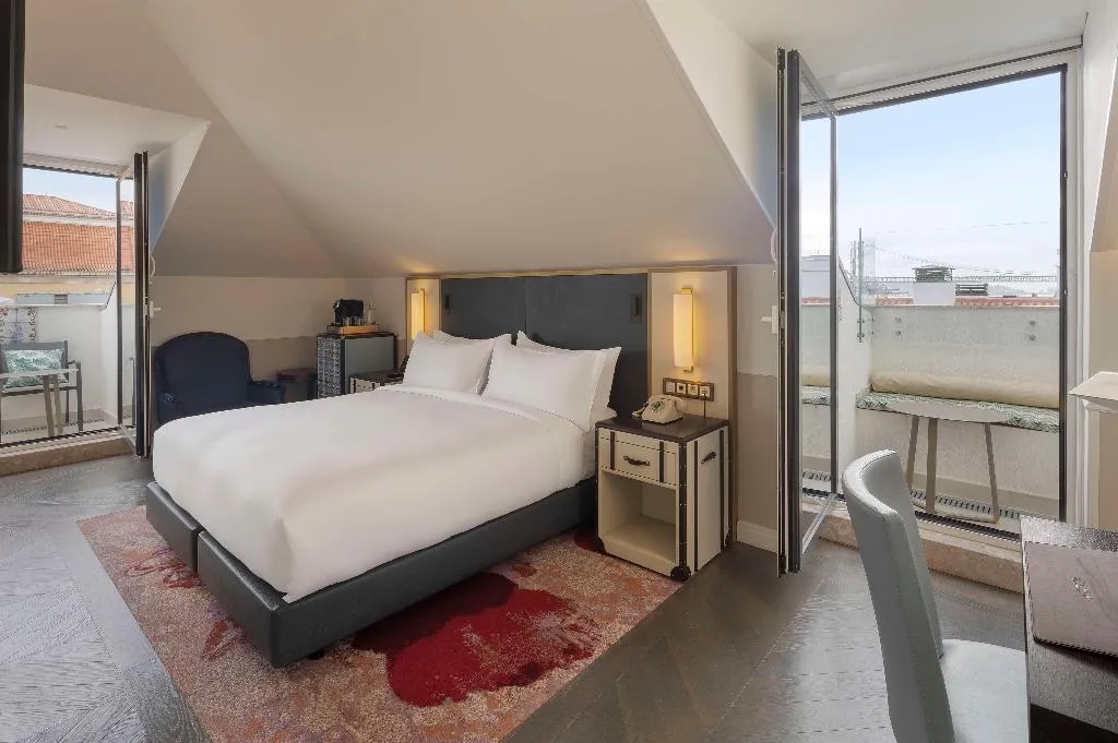 DOUBLE PREMIUM Room, The Emerald House Lisbon, Curio Collection by Hilt, Lisbon