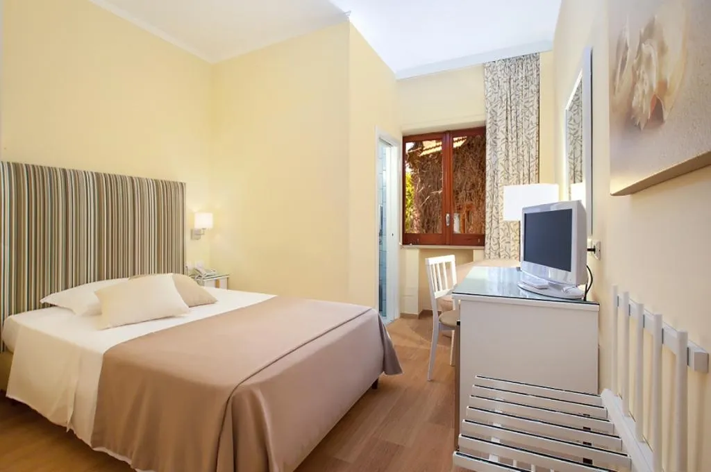 SINGLE STANDARD Room, Hotel Regina Sorrento, Naples