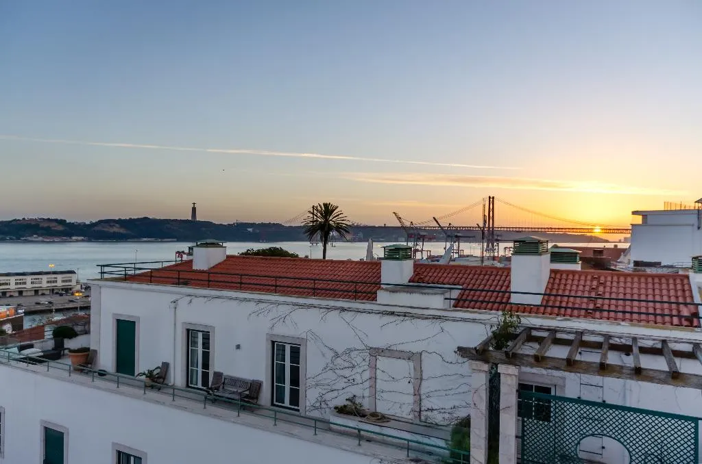 DOUBLE PREMIUM Room, The Emerald House Lisbon, Curio Collection by Hilt, Lisbon