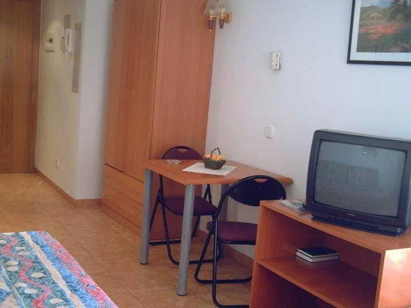 Room, Blanco y Negro, Costa Brava