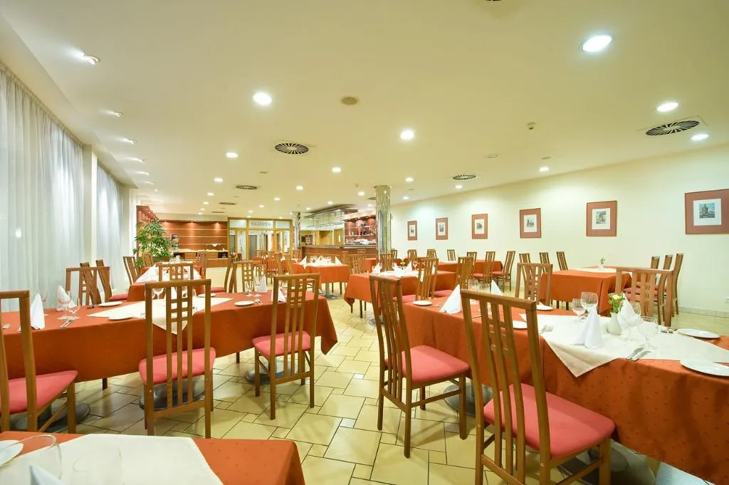 Bar, Ramada Airport Prague, Prague