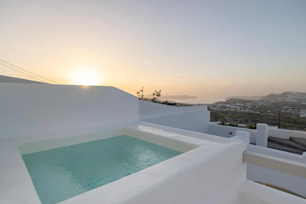 SUITE DELUXE GARDEN VIEW Room, Zannos Melathron Hotel By Omilos Hotels, Santorini