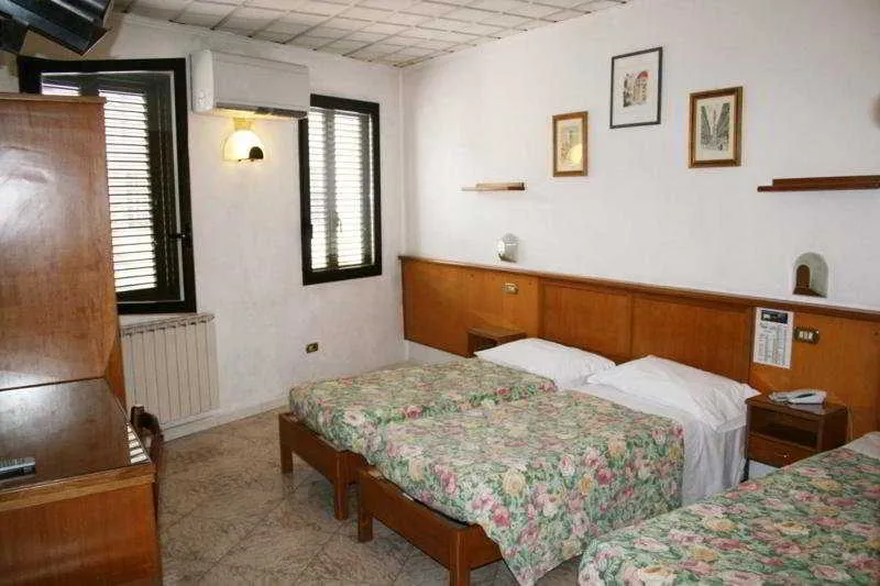 Room, Lorena, Florence