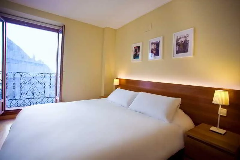 APARTMENT CAPACITY 8 THREE BEDROOMS Room, Apartment in Chamberí, Madrid
