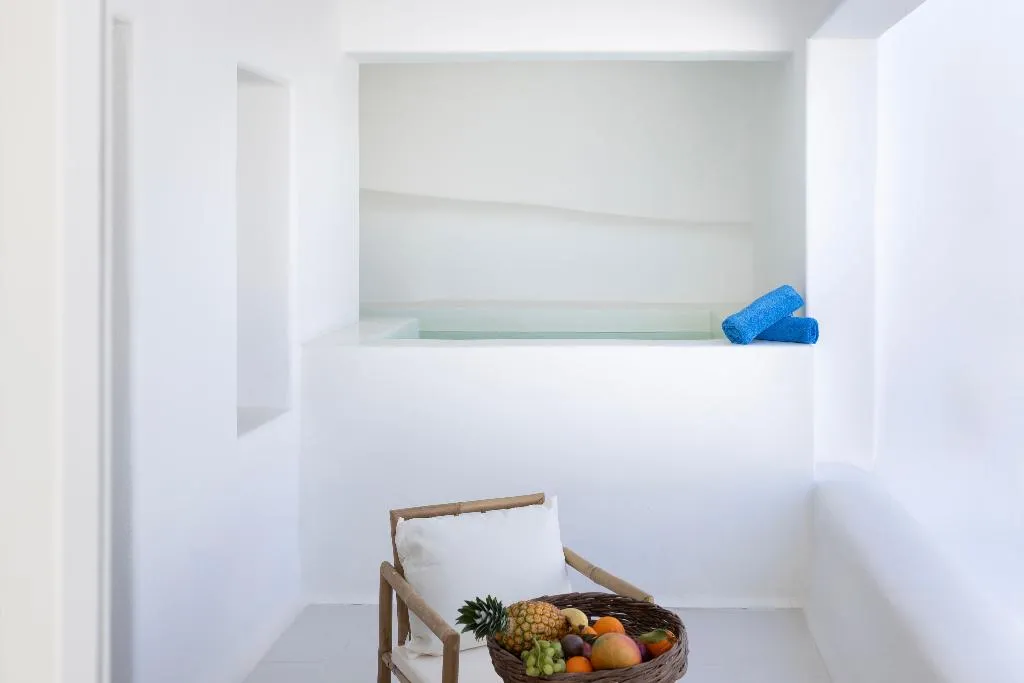 SUITE DELUXE GARDEN VIEW Room, Zannos Melathron Hotel By Omilos Hotels, Santorini
