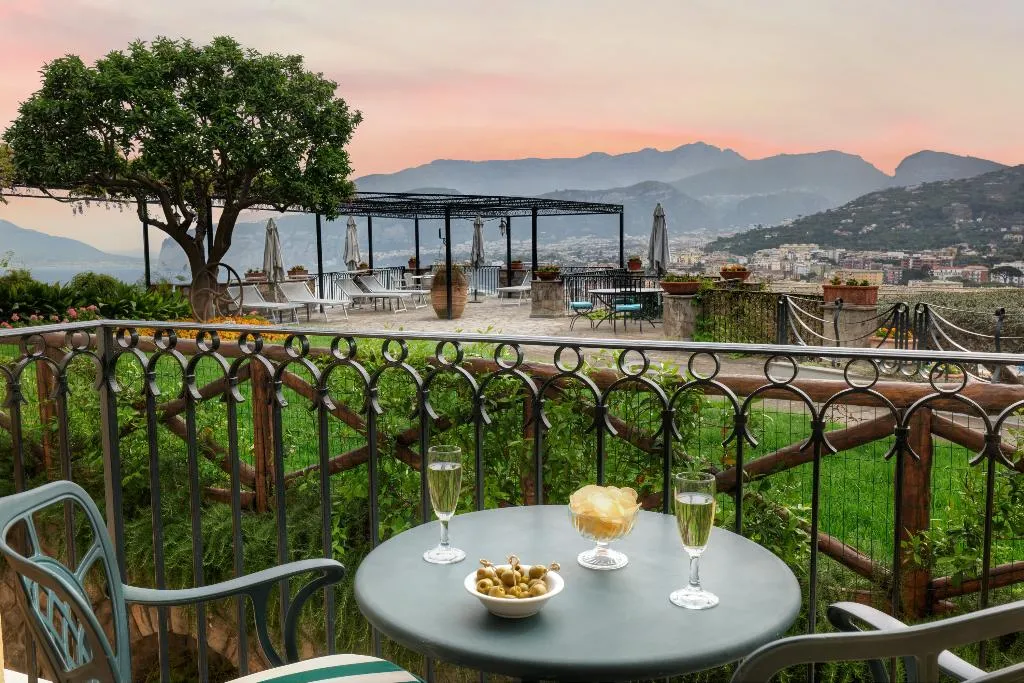 DOUBLE DELUXE PARTIAL OCEAN VIEW Room, Grand Hotel Capodimonte, Naples