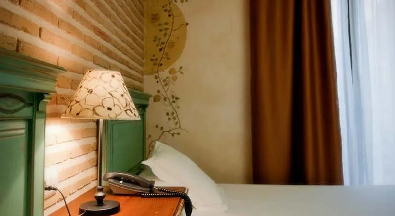 DOUBLE STANDARD Room, YIT Puerta Bisagra, Madrid