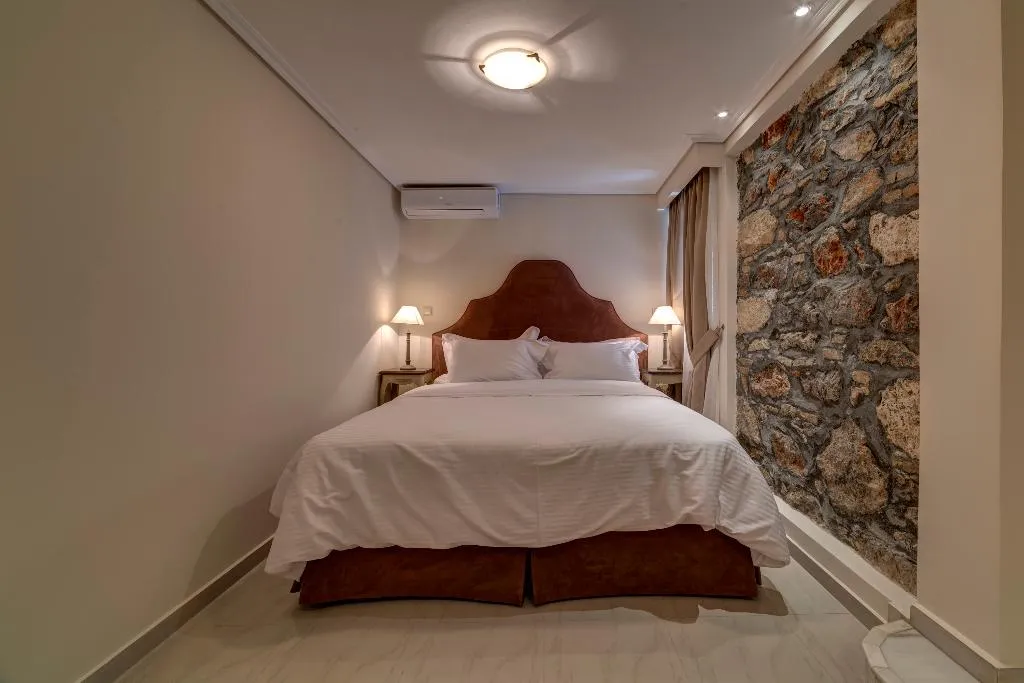 SUITE STANDARD Room, Home & Poetry, Athens