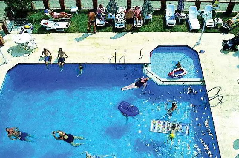 Pool, Salute, Dalaman