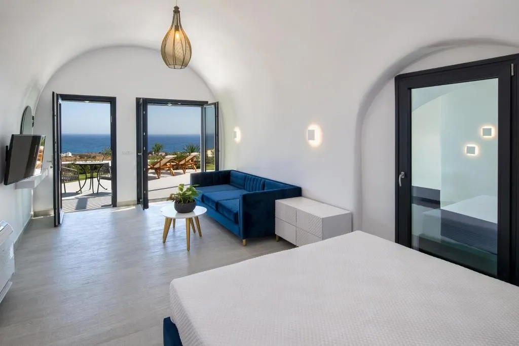 SUITE WITH PRIVATE POOL Room, Palm Island Suites, Santorini
