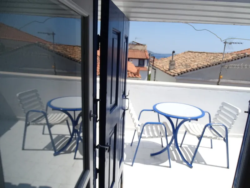 Room, Mariona, Samos