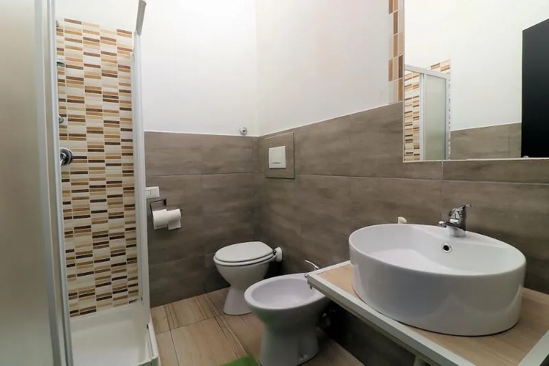 QUADRUPLE ECONOMY WITH SHARED BATHROOM Room, Guest House Minas, Milan