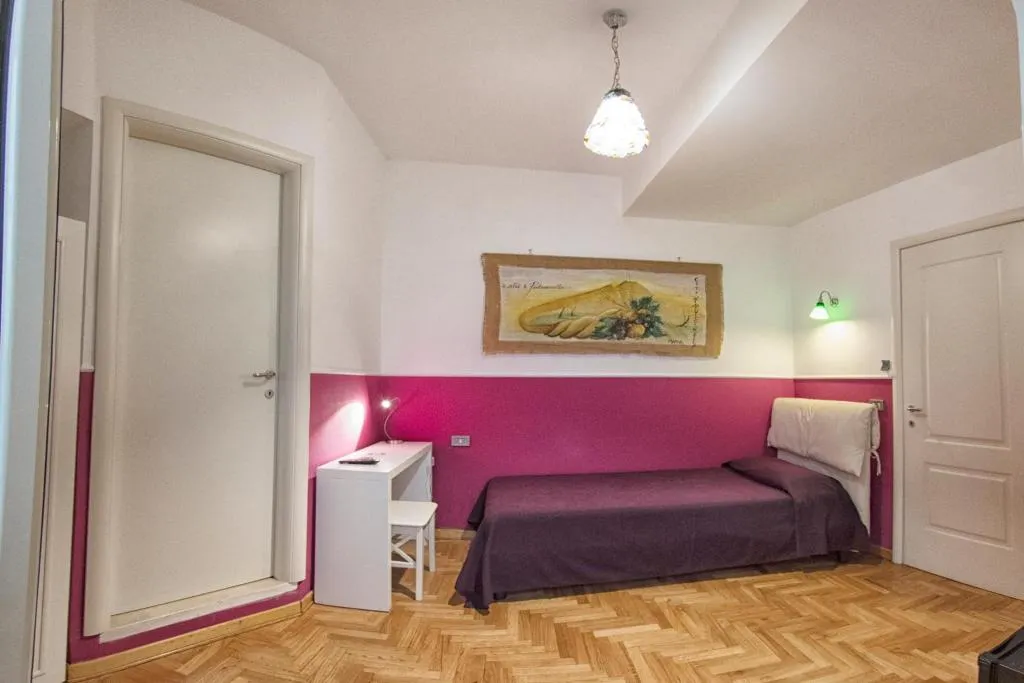 SINGLE STANDARD Room, Cappella Vecchia 11, Naples