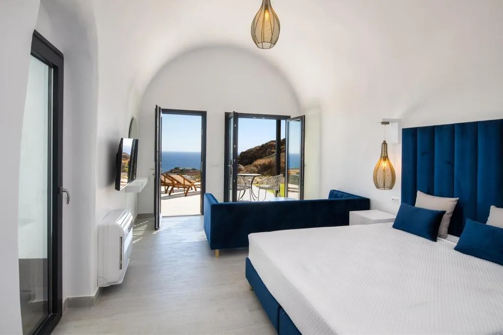 SUITE WITH PRIVATE POOL Room, Palm Island Suites, Santorini