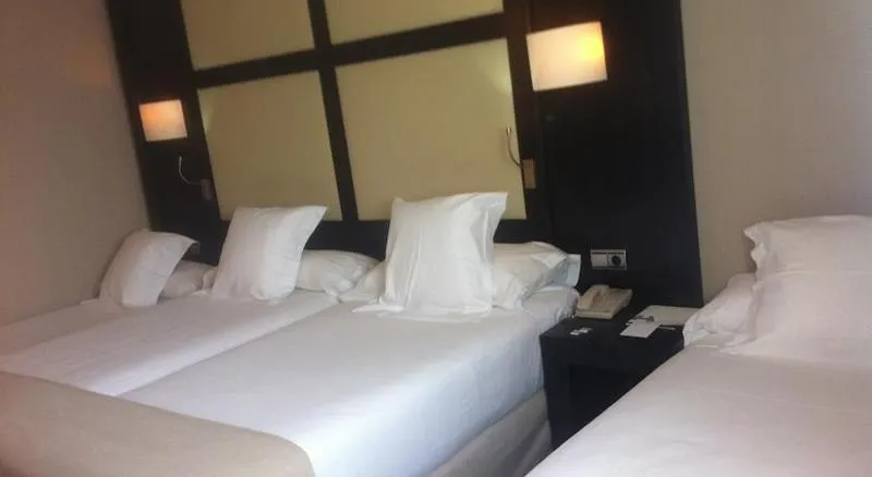 TRIPLE STANDARD Room, Santos Maydrit Airport, Madrid