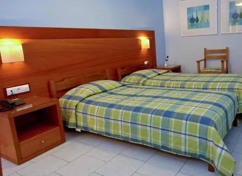 Room, Navarone, Kalamata