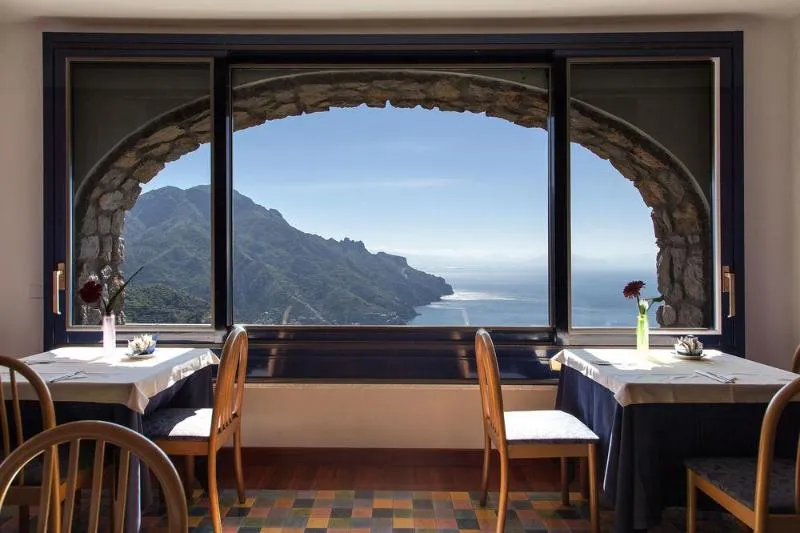 Lobby, Graal, Naples