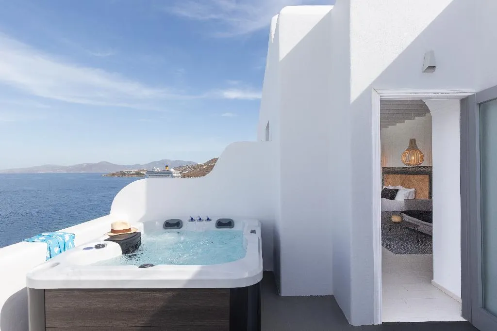 SUITE DELUXE WITH JACUZZI Room, Kouros Hotel & Suites, Mykonos