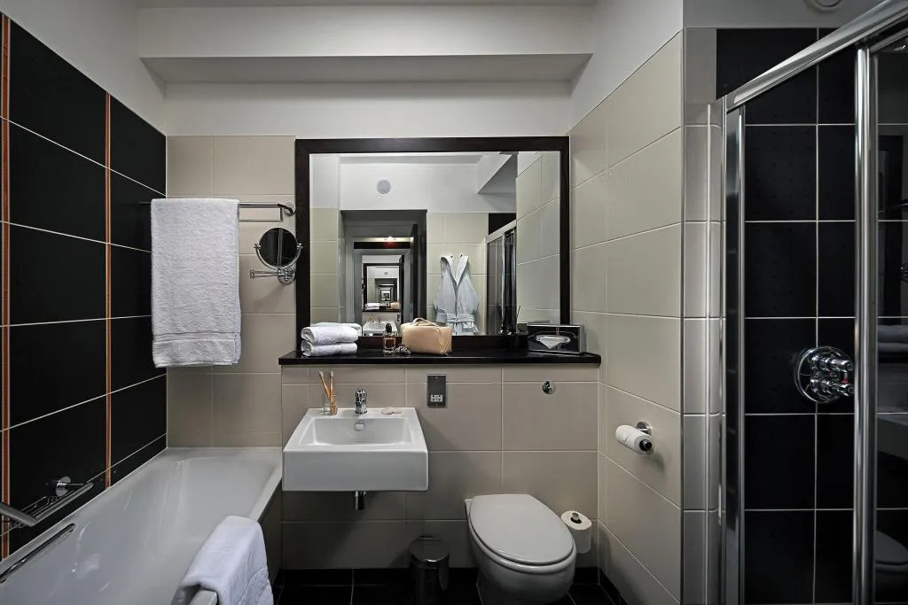 JUNIOR SUITE KING SIZE BED Room, Carlton Hotel Blanchardstown, Dublin