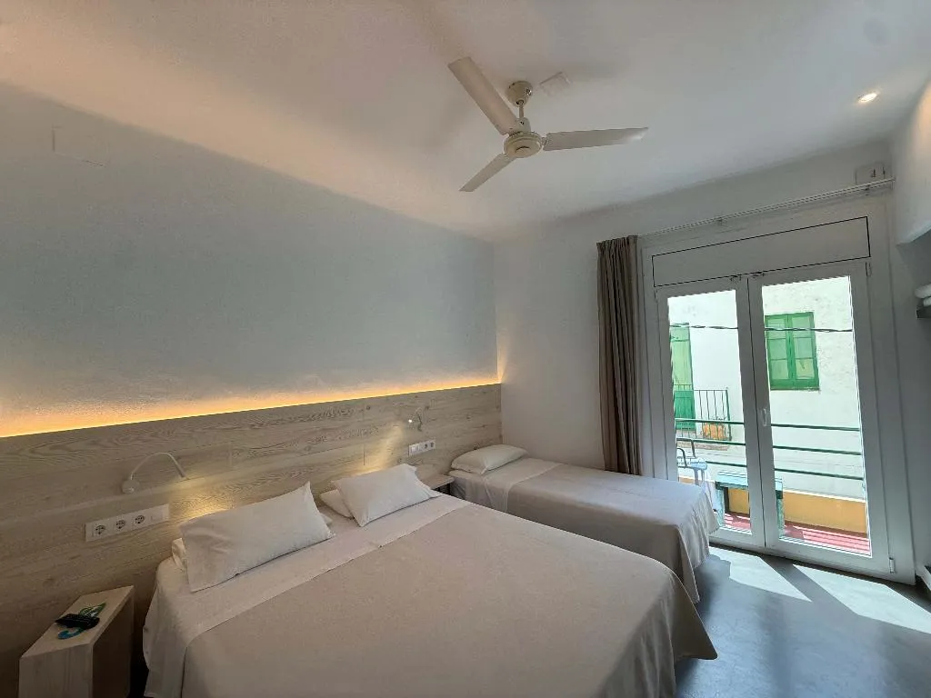 FAMILY ROOM TWO BEDROOMS ONE BATHROOM Room, Hostal Rom, Costa Brava