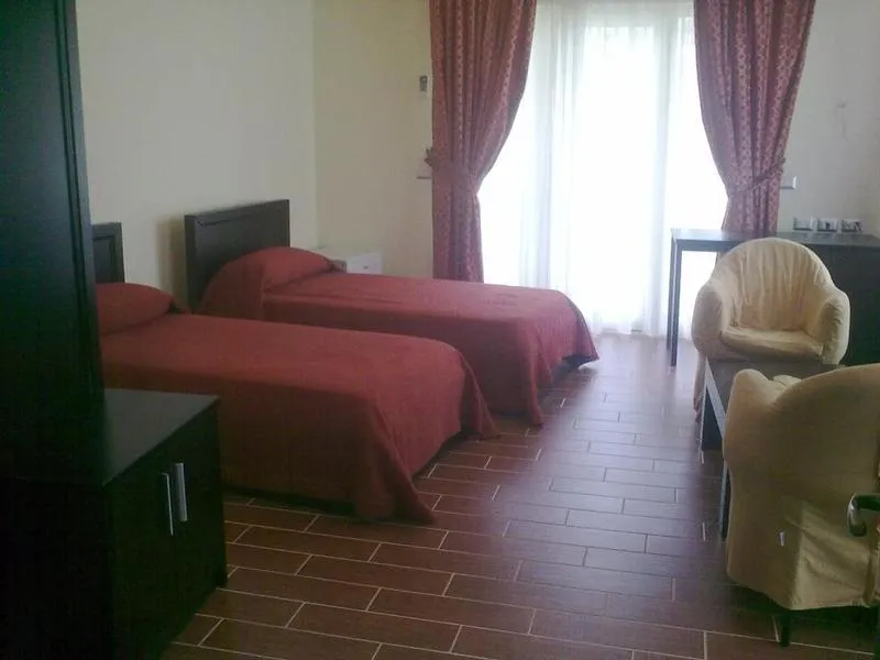 Room, Leonardo, Durres