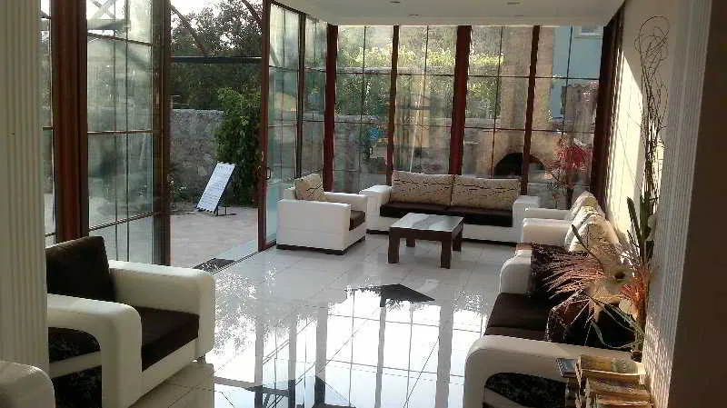 Lobby, Destan, Dalaman