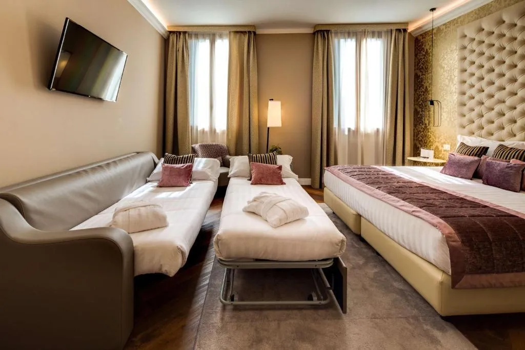 QUADRUPLE DELUXE WITH VIEWS Room, CHC Continental, BW Premier Collection, Venice
