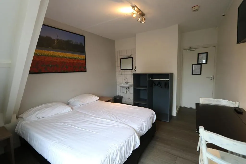 TWIN WITH SHARED BATHROOM Room, Budget Hotel Hortus, Amsterdam