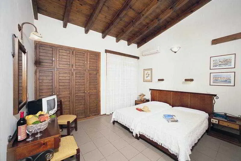Room, Althea, Crete