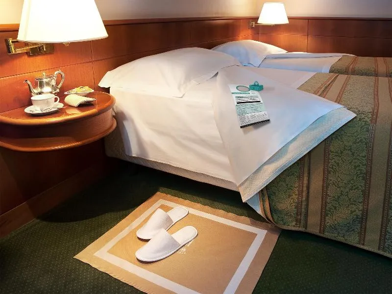 Room, Cavour, Milan